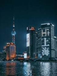 我在北京生活5年，现在在上海待了也快5年。整体来说，上海是比北京宜居一点的。