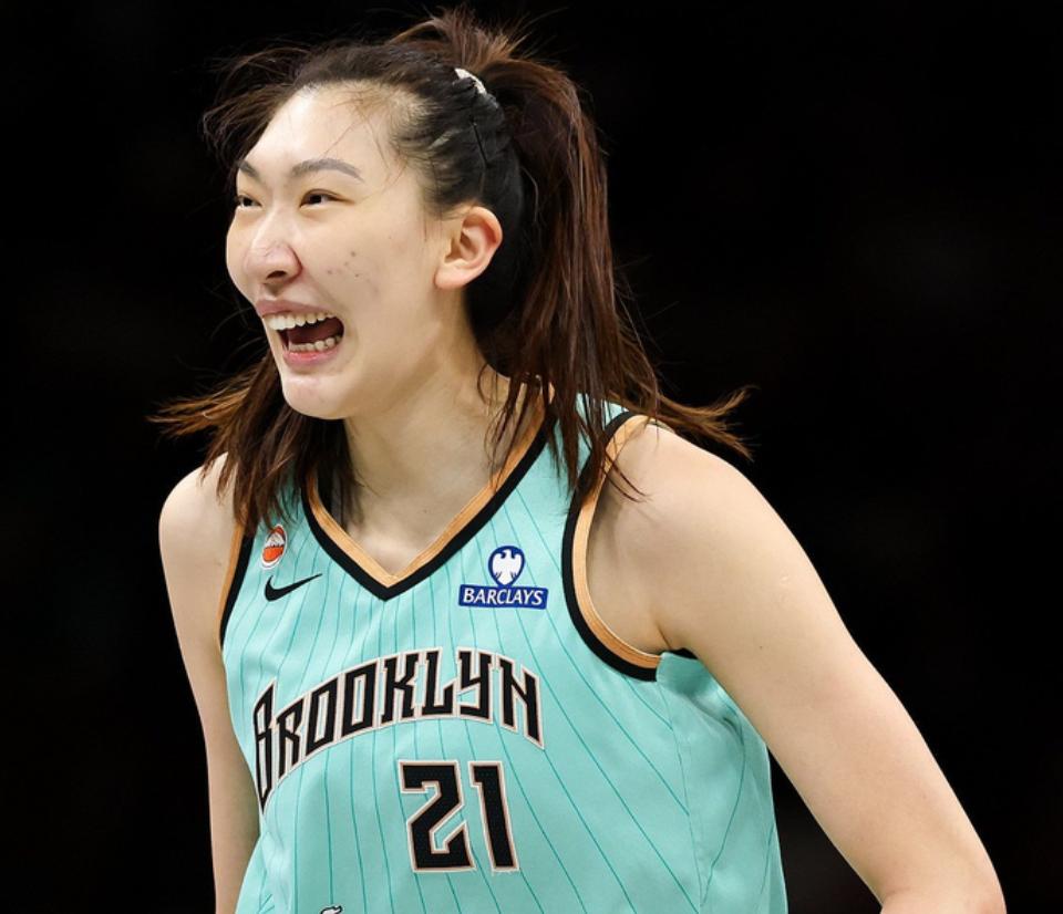 给力，17分钟轰19分5板，2米11中国女篮球员闪耀WNBA！WNBA常规赛，