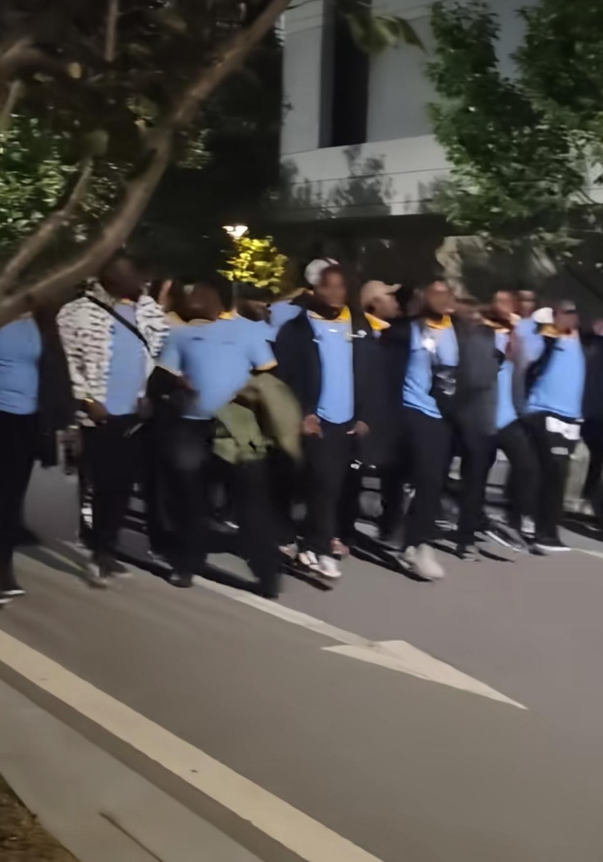 留学生的位置都被黑皮肤占满了！有网友拍到天津天狮学院的这一幕黑黑的脸，一排排