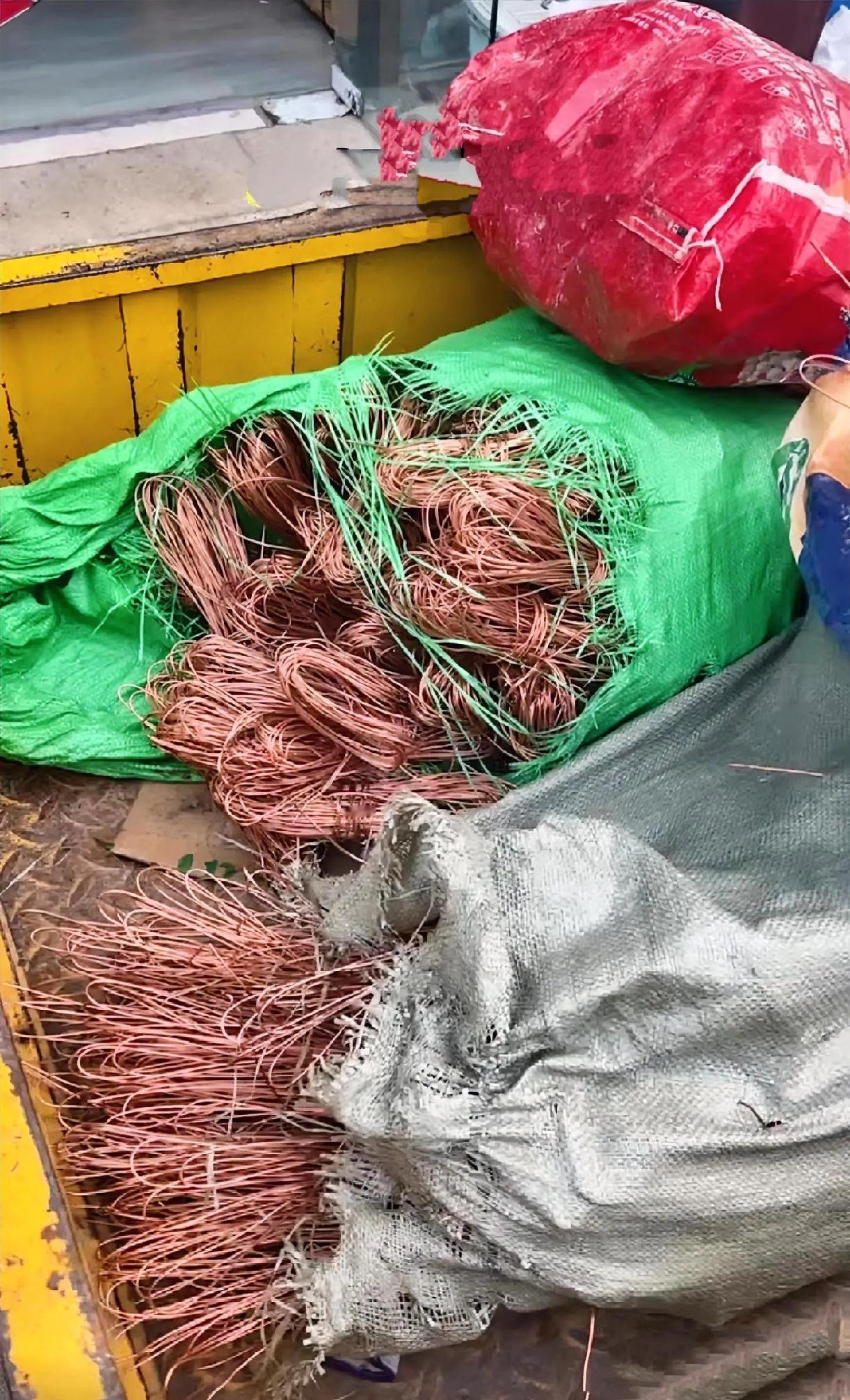 2026年的春节刚过，铜市这出戏演得真叫一个惊心动魄。外盘先是一头栽下去，内