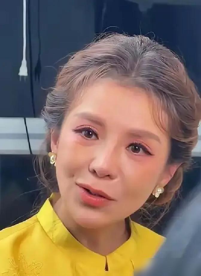 每天睁眼先吞一片优甲乐，朱迅坚持了6205天。她把药盒粘在化妆镜边，录节目前先吃