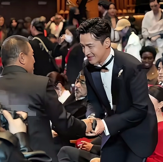 过气老演员丁勇岱路过时胡歌连忙起身毕恭毕敬笑脸相迎。从站姿来看，胡歌是个很不