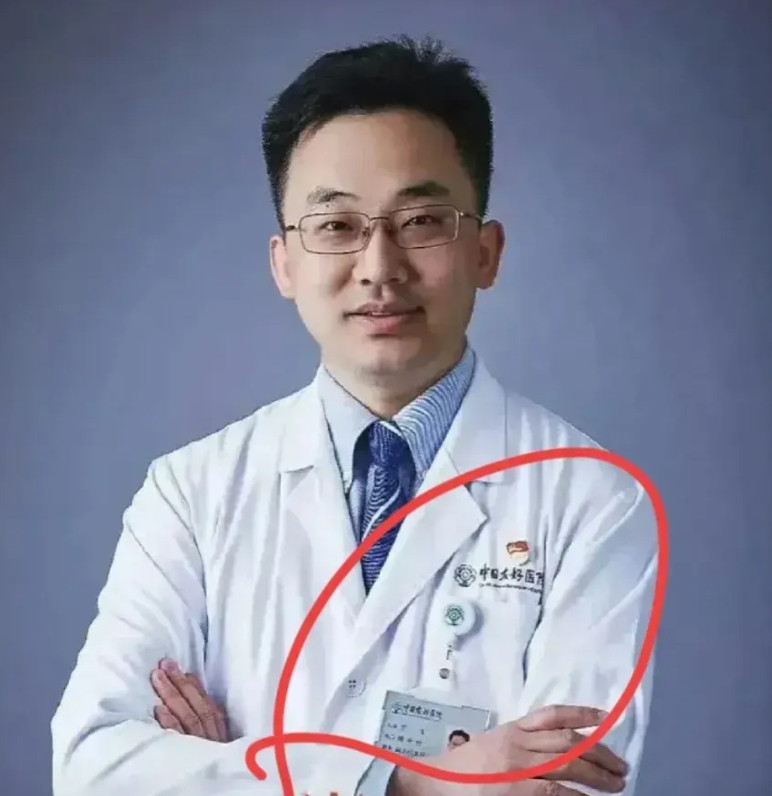按照协和这种顶尖医院的收入，肖飞是副主任医师，月薪约2万至3万元，年薪就是约24