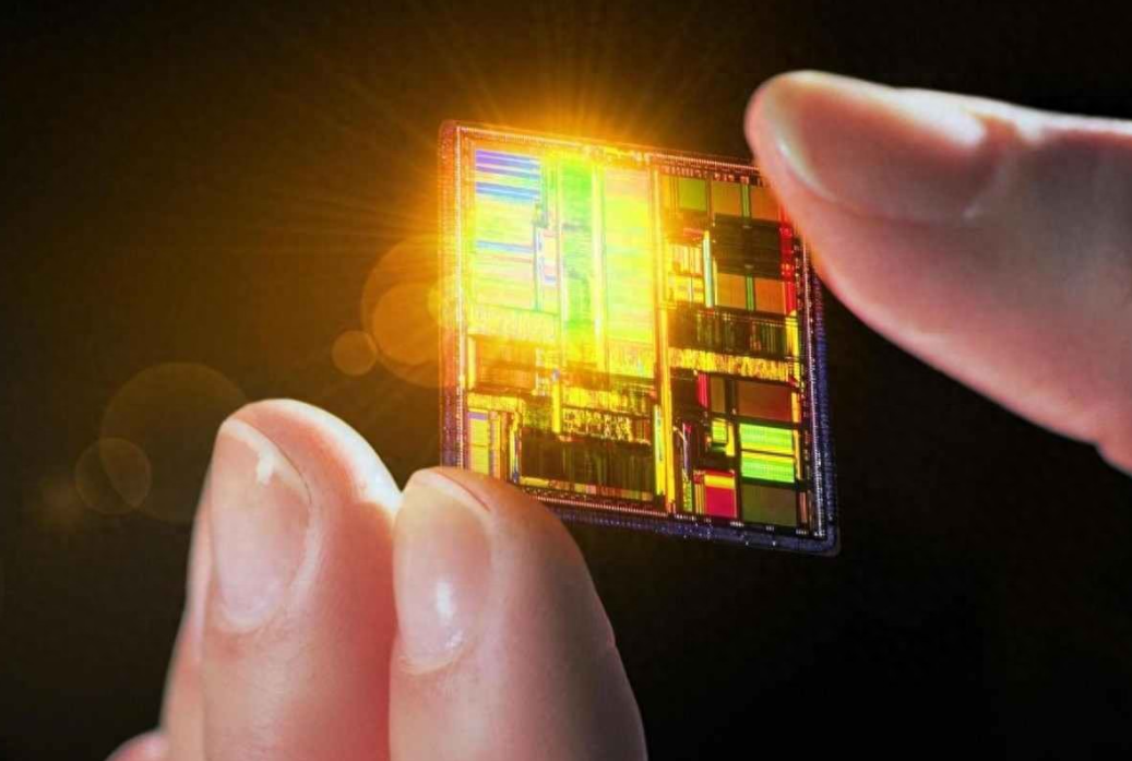 芯片厂老板不聊股价了，国产芯片悄悄换赛道，真用上了才敢说行