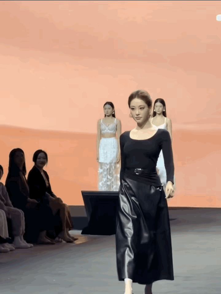 祝绪丹走秀昂首挺胸的太自信了，拿个大哥大表情带点小傲娇太可爱了！​​​