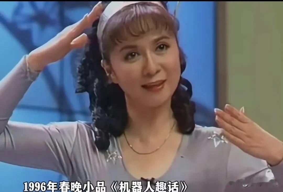 蔡明30年后再碰机器人：这一次，她笑着笑着让我们鼻子一酸时间过得可真快啊。