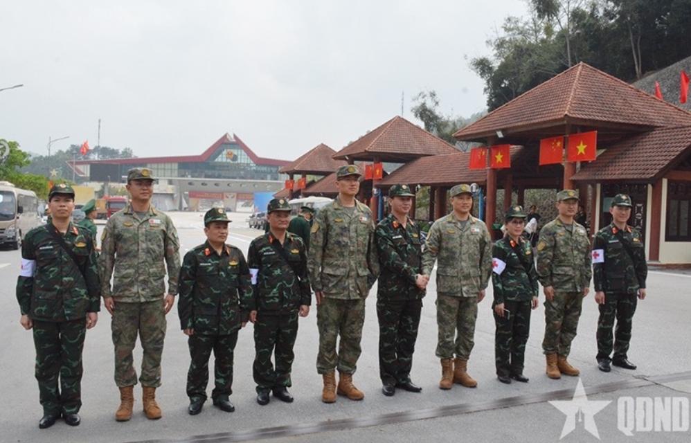 好惨烈的身高对比差距。在中越边境的口岸，咱们解放军和越南军队人员合影留念，但