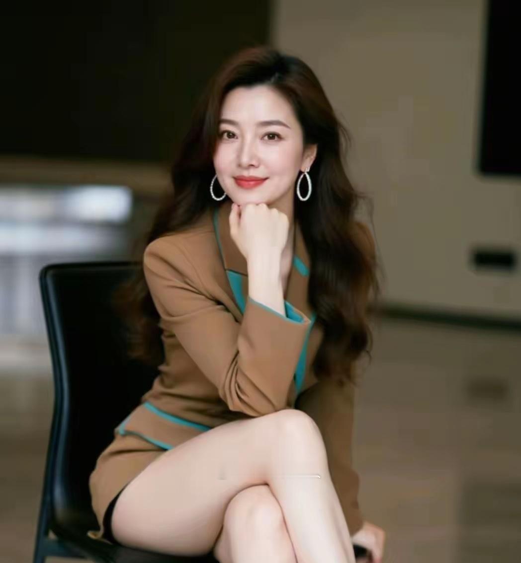 当之无愧的顶级女神。从容气韵浑然天成，颜值与气质兼备。无需浓妆加持，一出场