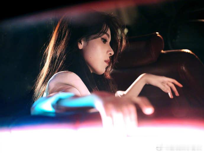 陈瑶喊你上车了别掉队快上车，跟着瑶瑶开启夜晚旅程！陈瑶五公白西装造型强势姐感拉