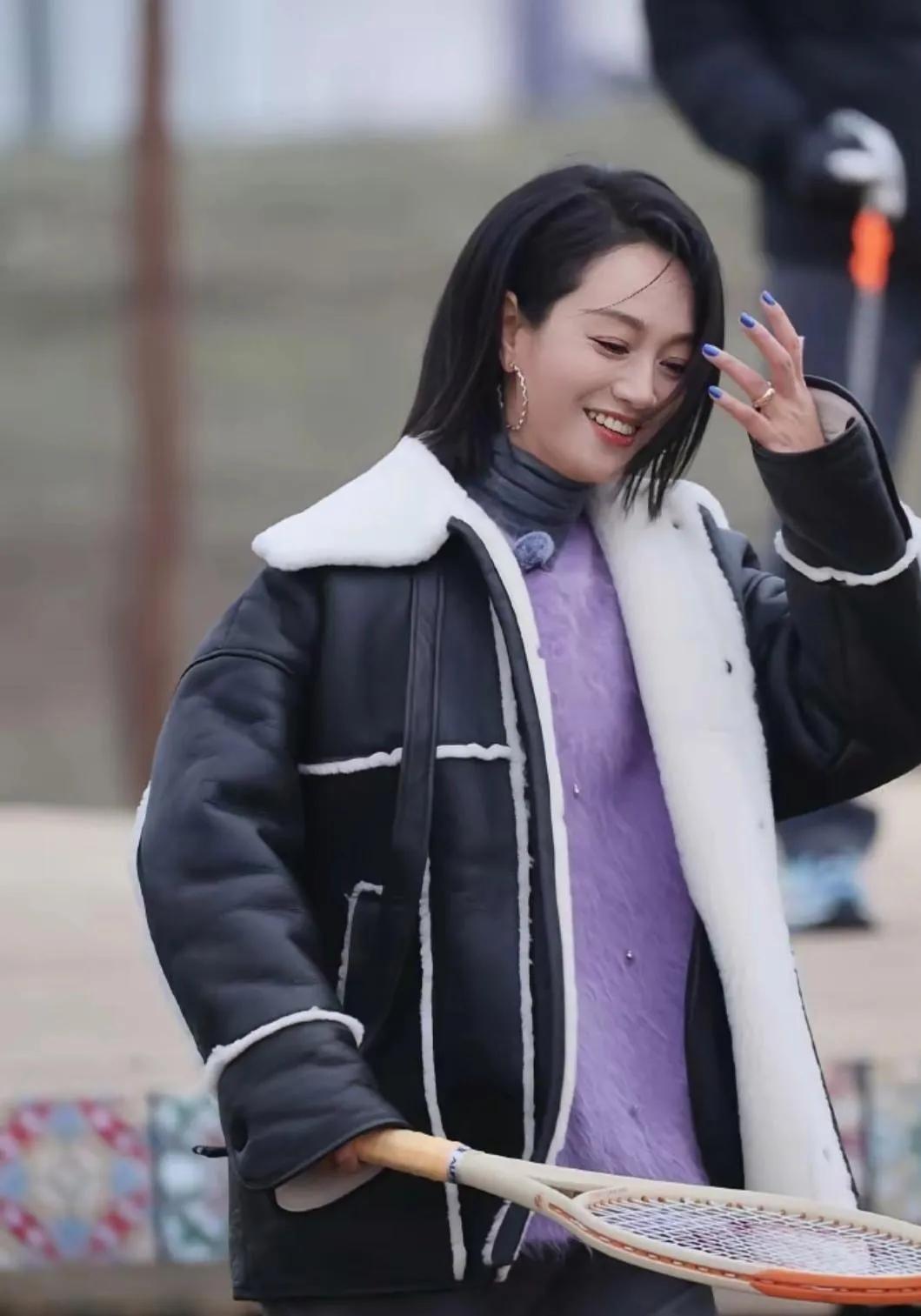 朱丹这冬日穿搭，把“酷甜松弛感”拿捏了！朱丹这造型也太会了吧！黑色皮毛一体