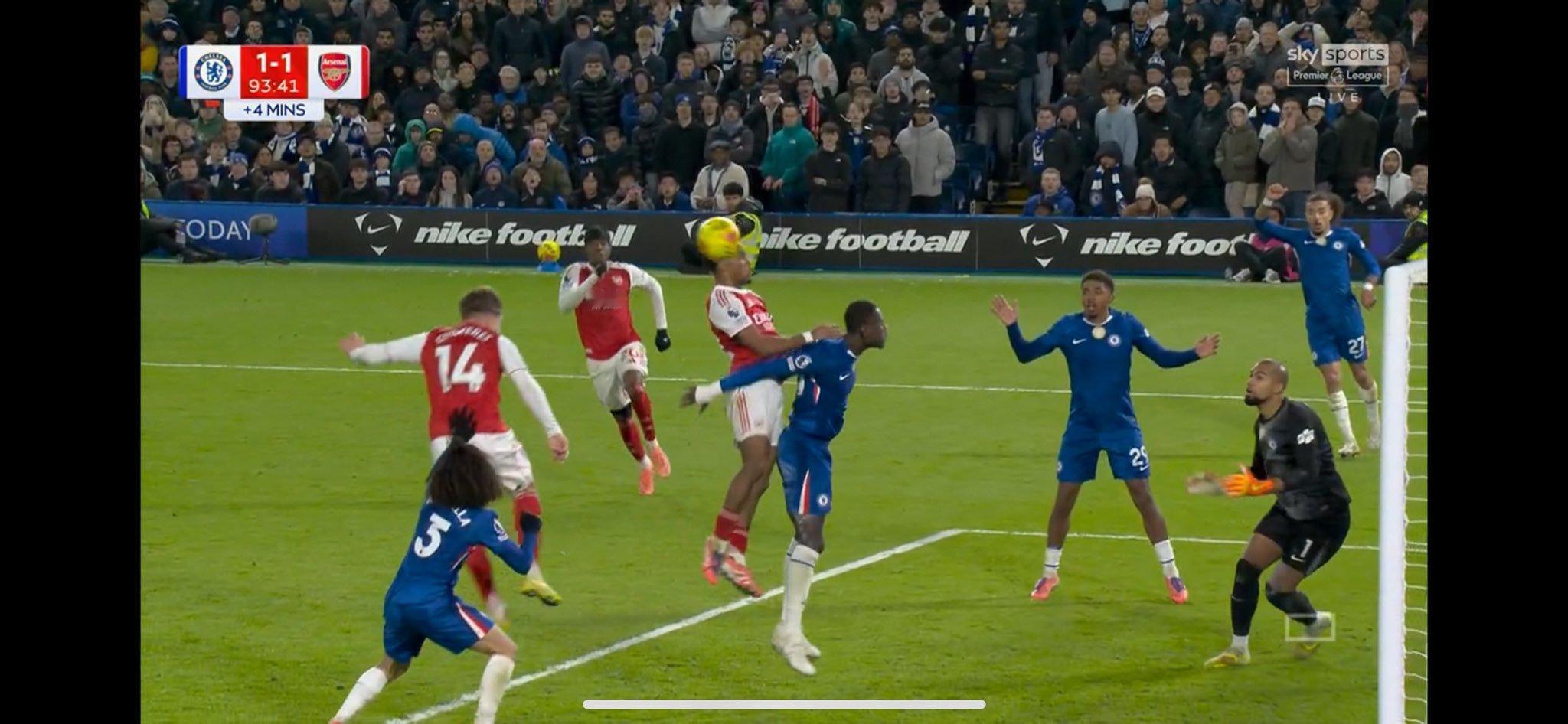 阿森纳名宿伊恩·赖特谈及球最后时刻错失的黄金机会：“我当时想到约克雷斯……要是换