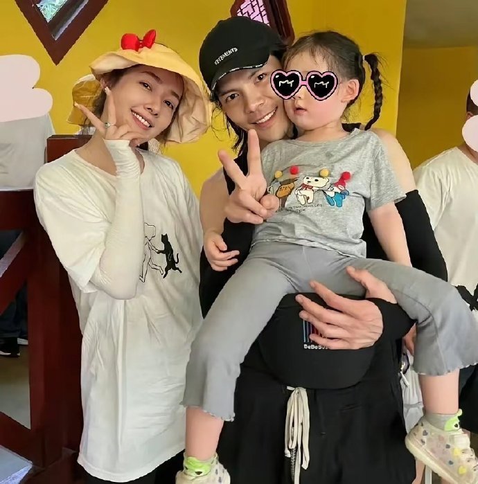 向佐女儿向芷继承了妈妈郭碧婷美貌，向佐立即化身女儿奴，看来只有女儿能拴住爸爸的心