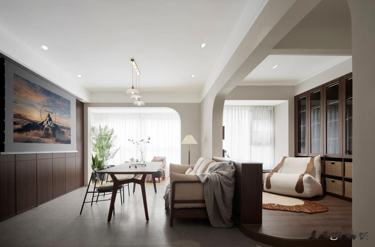 难怪越来越多人用餐桌代替茶几！看了她家后，才知道有多好用去朋友家做客，发现客厅