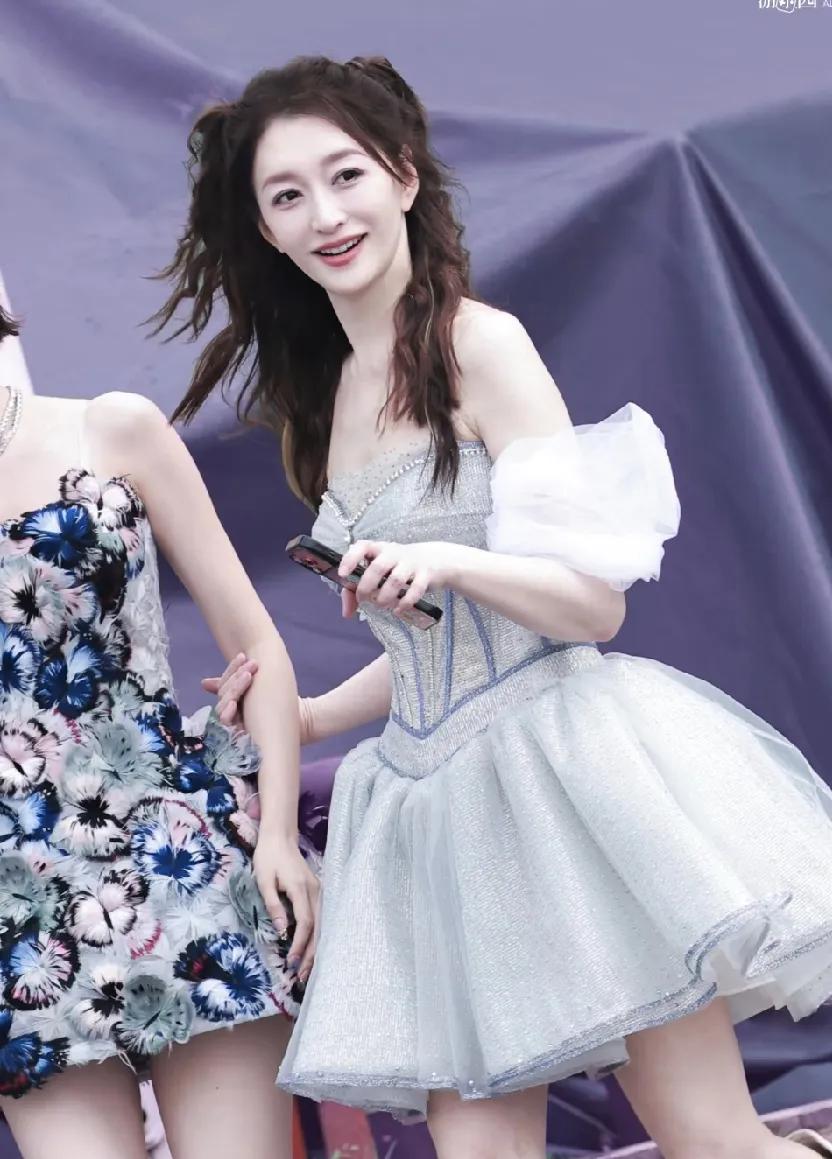 真服了唐艺昕李小冉了。两人互相拦腰一起走，边走边给观众飞吻和比心。38岁的唐