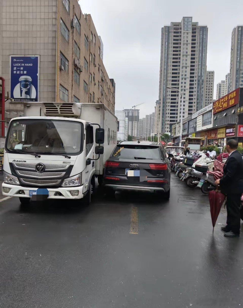 这是谁的责任？货车是我方的，我方货车停车让奥迪车，没成想却被剐蹭了。可奥迪车主一