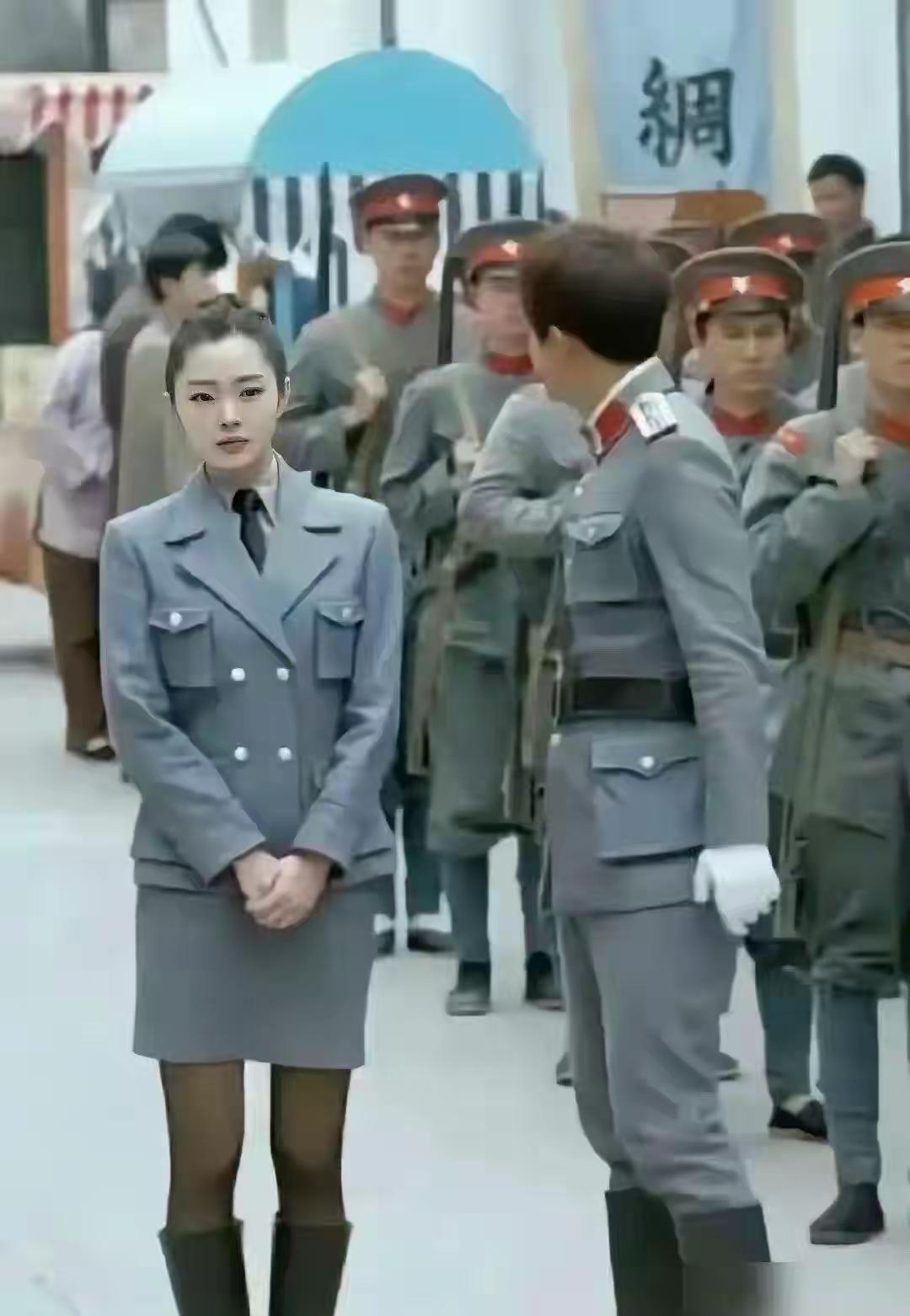 现在这军事题材的影视作品也比知道怎么过审的。战争年代一线部队军装哪有那么笔挺。