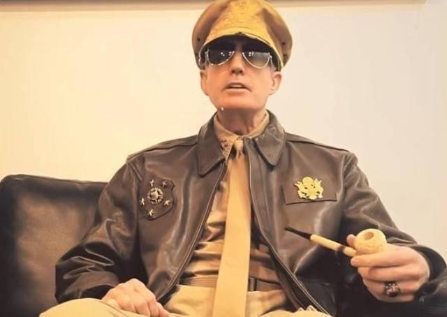 麦克阿瑟私生活糜烂，有一个外号“梅毒司令”，他的崇拜者后来说：可能是他晚年梅毒病