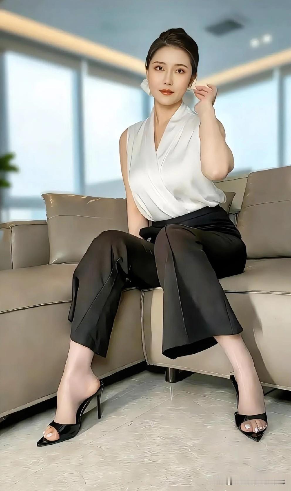 静坐思悠远，白衣映秋光。