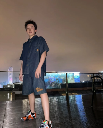 哥的照片没有一张是白发的[大笑]已知就是，他在看手机可能在看比赛视频[大笑]