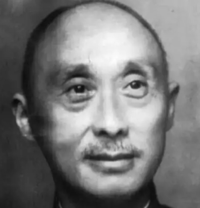 1948年，曾经开着汽车在光天化日之下踢死佣人的国军中将王泽浚，被俘虏时，大衣上