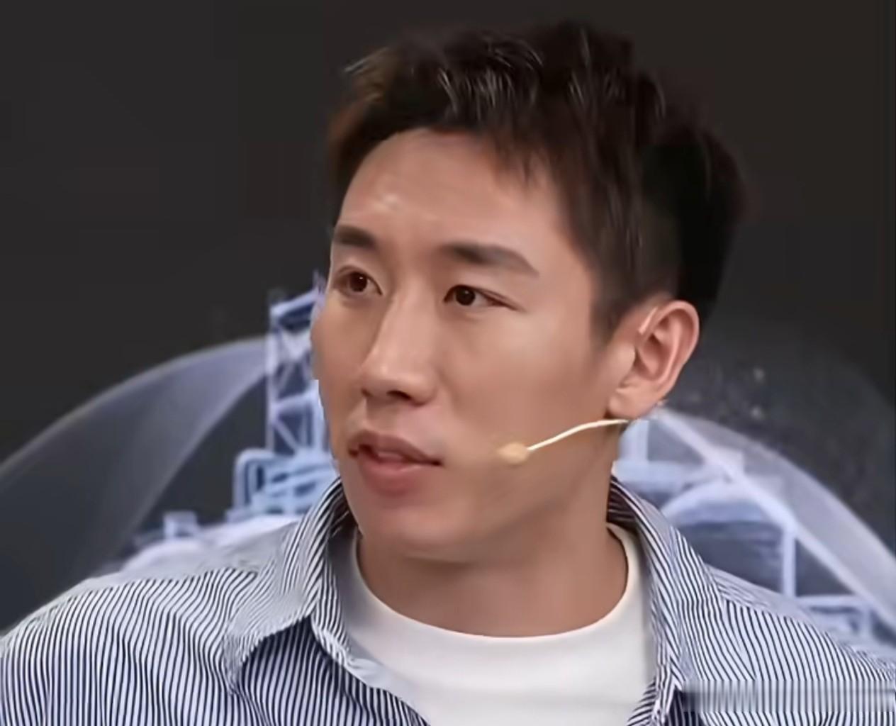 程靖淇：很多球迷因为偏爱，容易忽略王曼昱背后的付出。大家把她归为顶尖T0选手，可只要输一两场比赛，就