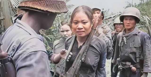 1965年，美军抓住了一名北越女军官，为了从她身上获取情报，竟残忍地向她体内，注