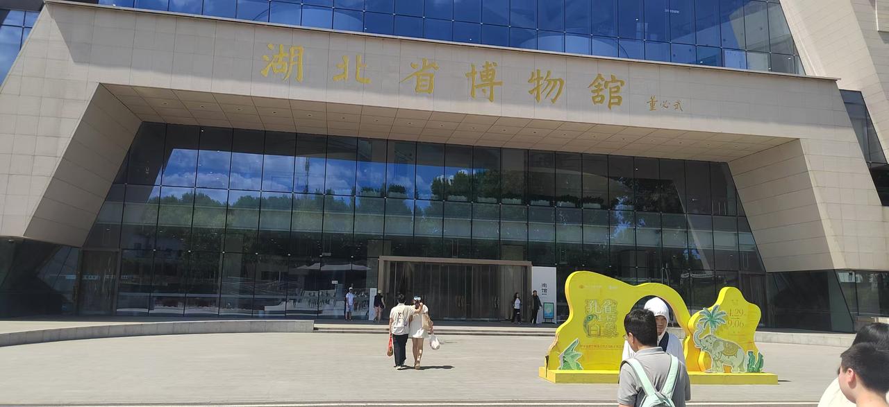 来武汉第四天了！黄鹤楼去了，东湖绿道骑行了，武汉大学转了，熊猫看了，长江游轮