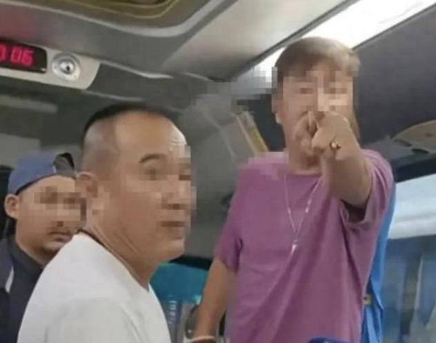 前一秒还叫嚣着不消费不让你回到中国去，后一秒他的报应就来了！那个在泰国威胁中国