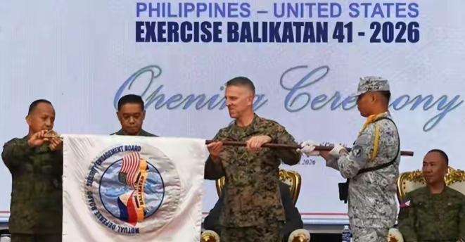 太给面子了！美菲联合军演，解放军在南海集结“灭国舰队”美菲这次搞的“肩并肩-