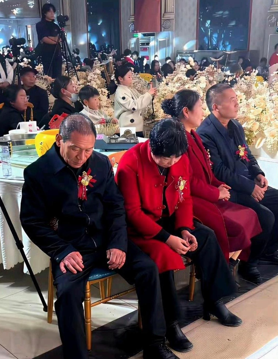 喜庆的日子，怎么都愁眉苦脸的？