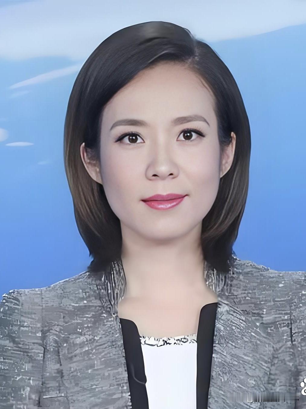 宝晓峰，央视新闻主播，端庄大气、沉稳干练，以专业素养与亲和笑容传递时代强音，是观