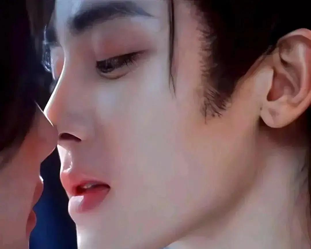 《入青云》刚播到第三集，侯明昊和卢昱晓那场雨里抱戏就把弹幕刷爆。我凌晨追完，满