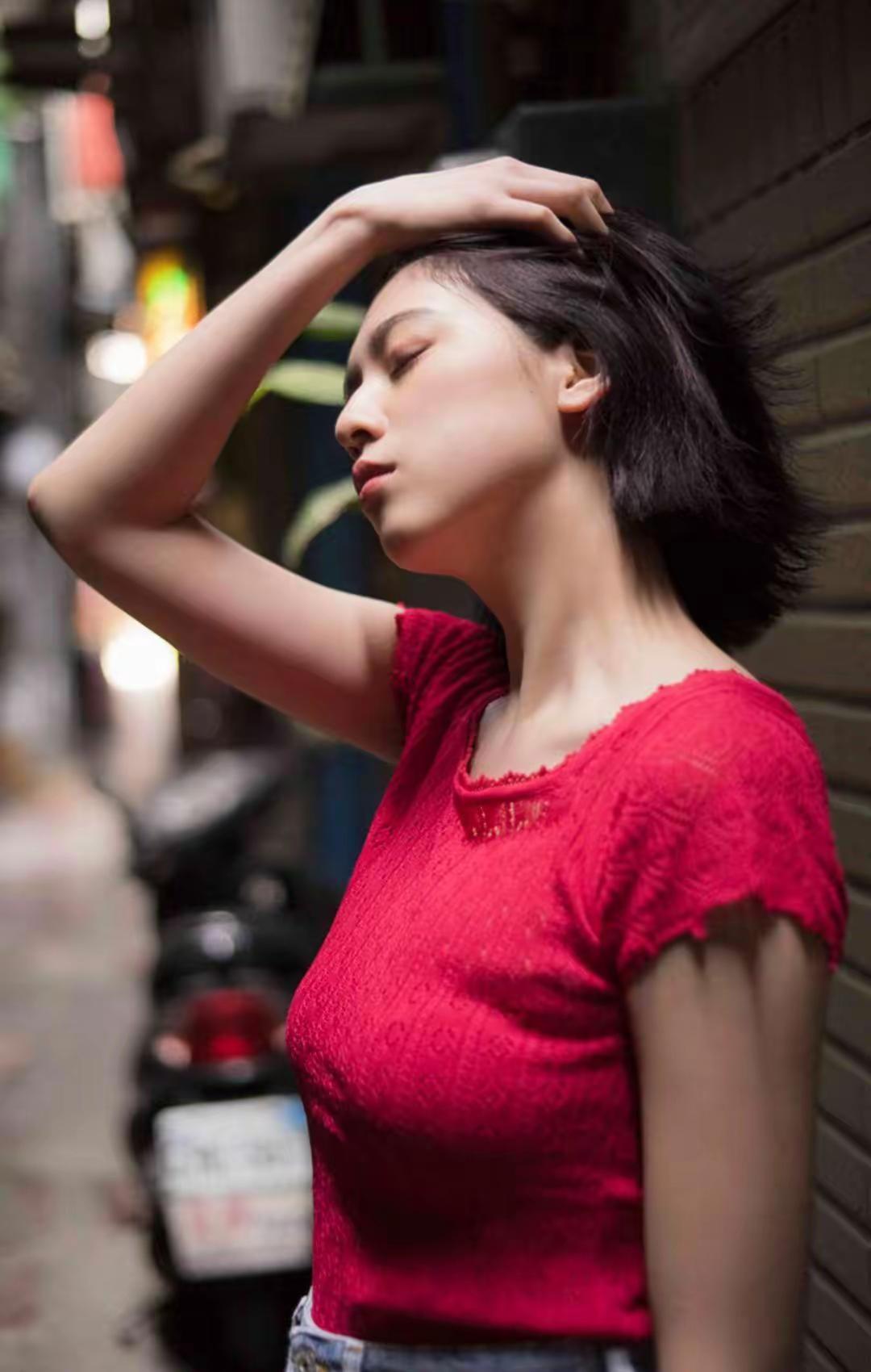 三吉彩花是1996年出生于日本埼玉县的演员、模特、歌手，出演过《犬鸣村》等作品，