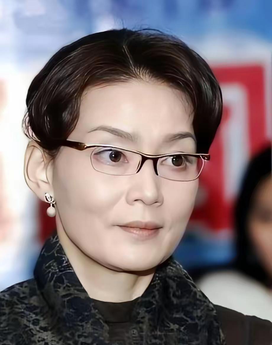 72岁影后凌晨三点起床，给92岁母亲打胰岛素。保姆偷吃她妈药片那次，她彻底疯了