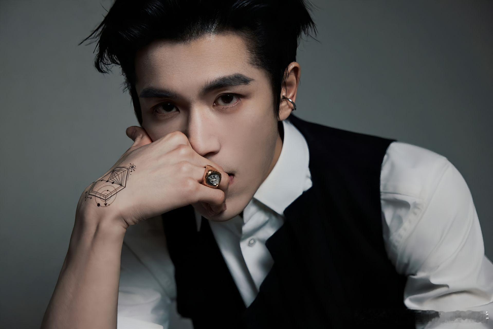 谁没看到张凌赫这组，帅哥会长➕摄影师会拍，简直是杰作​​​