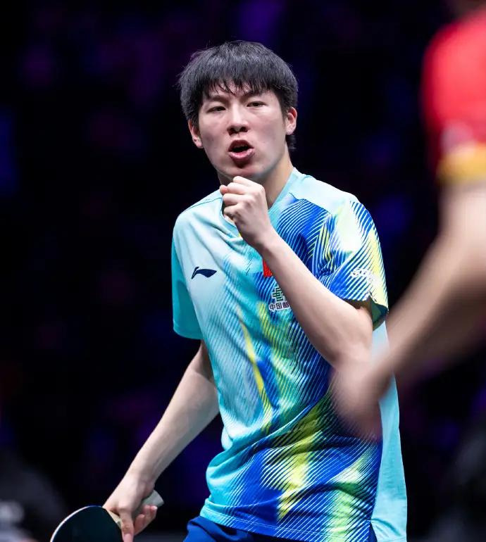 我仔细观察：温瑞博确实和其他运动员不一样！如果说以前有哪个球员也这样，那可