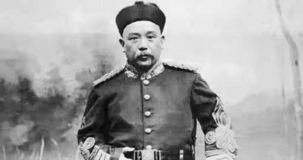 袁世凯每次进宫，袖子里都藏满银票——小太监10两、大太监几百两，直到他装了部电话