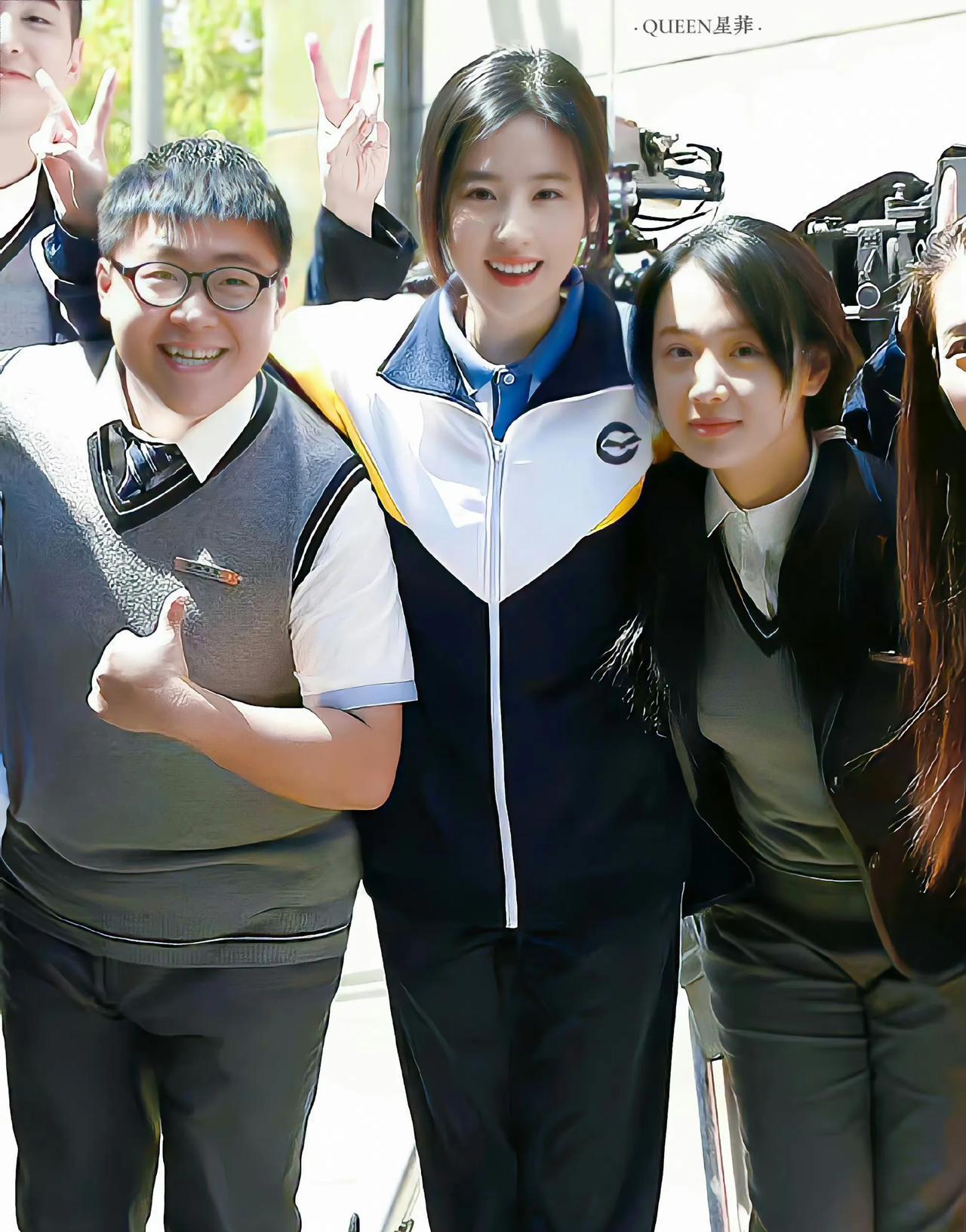 初恋的感觉啊，女神穿上校服就是校花，一旁的李沁都被比下去了，从小美到大