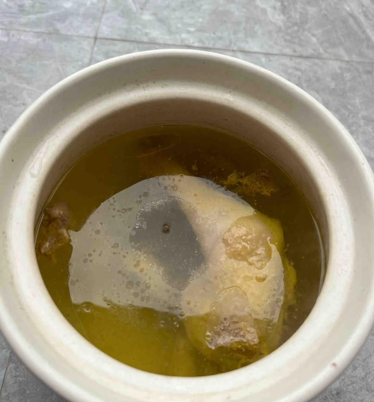 确诊了：鸡汤不好喝是鸡的品种的原因，不是鸡的原因。今天老公炖鸡汤给我喝，我这肚