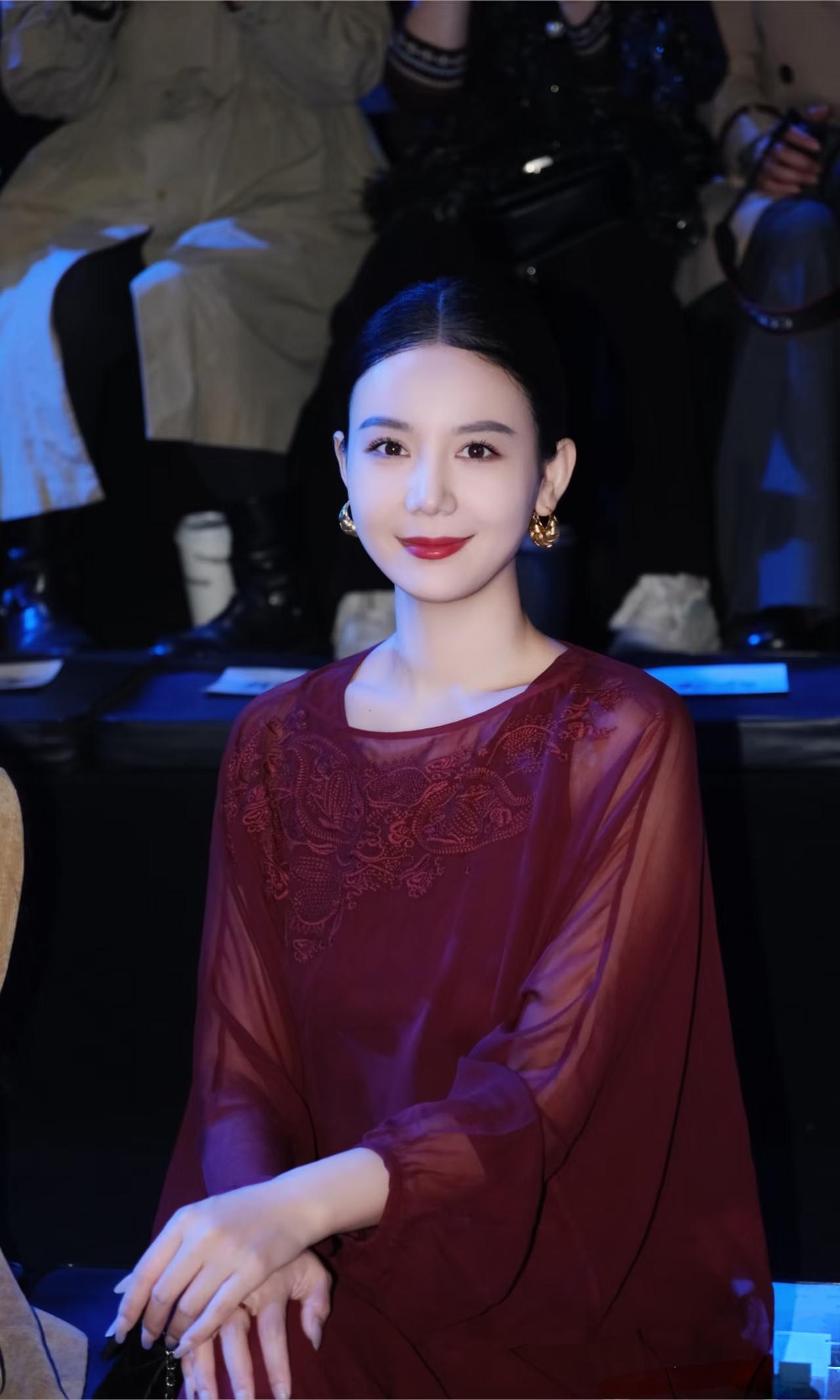 女生怎么穿搭会看上去很优雅复古花纹的红色纱裙，非常温婉优雅的气质