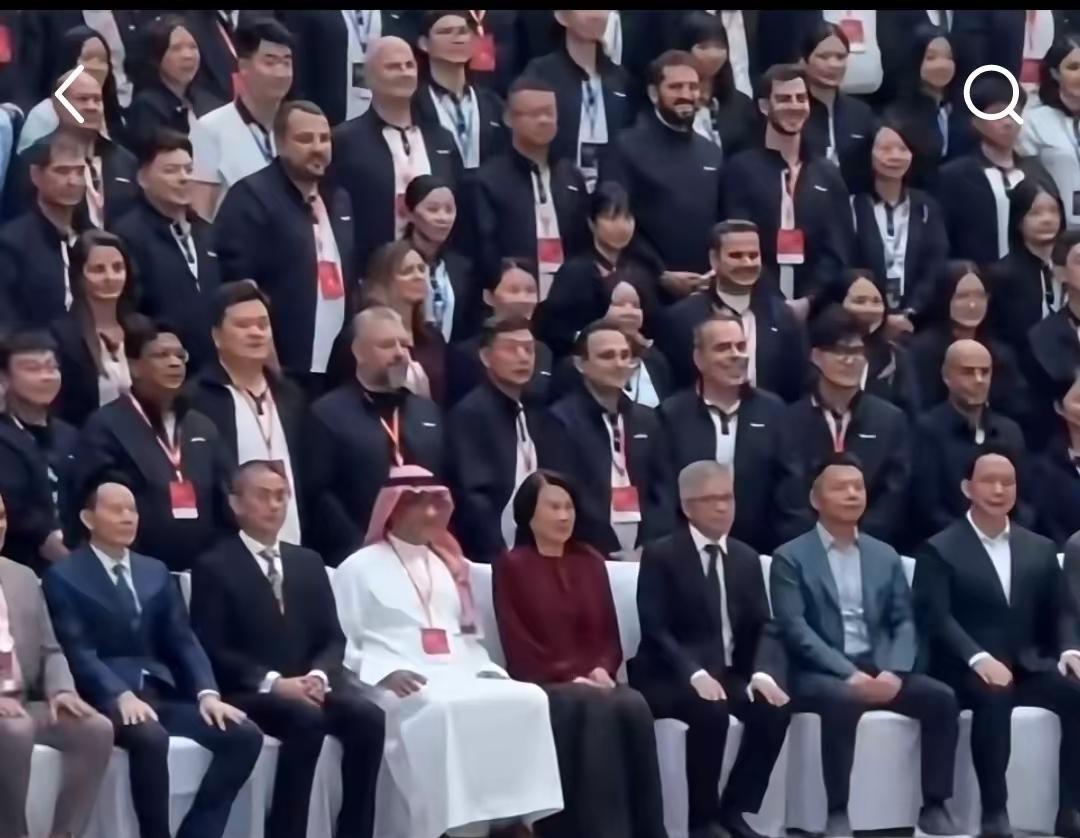 董明珠这气场太炸了!在男人扎堆的商界里,硬是凭实力杀出一条路。格力海外经销
