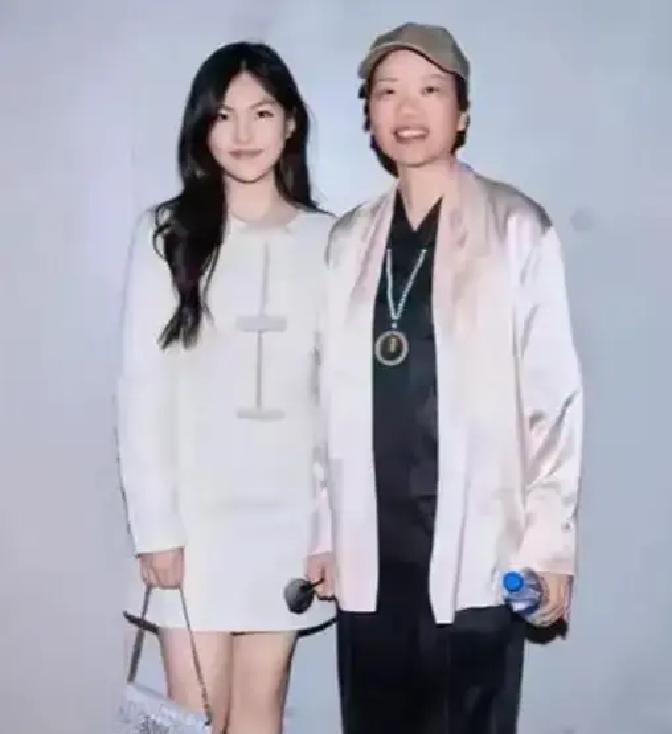 李湘婆婆跟李湘王诗龄站一起被认成三姐妹，照片一出全网都在喊基因开挂。六十多的