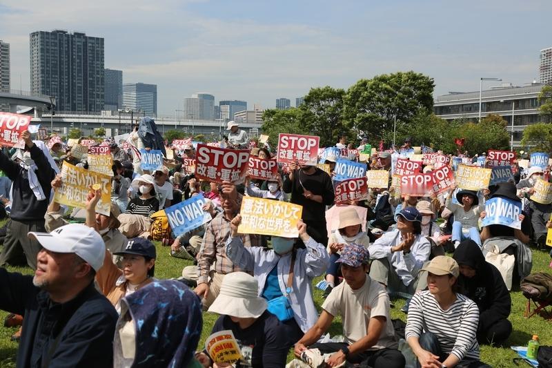 5月6号，《纽约时报》发了篇评论，把最近上蹿下跳的日本首相高市早苗，从头到脚泼了