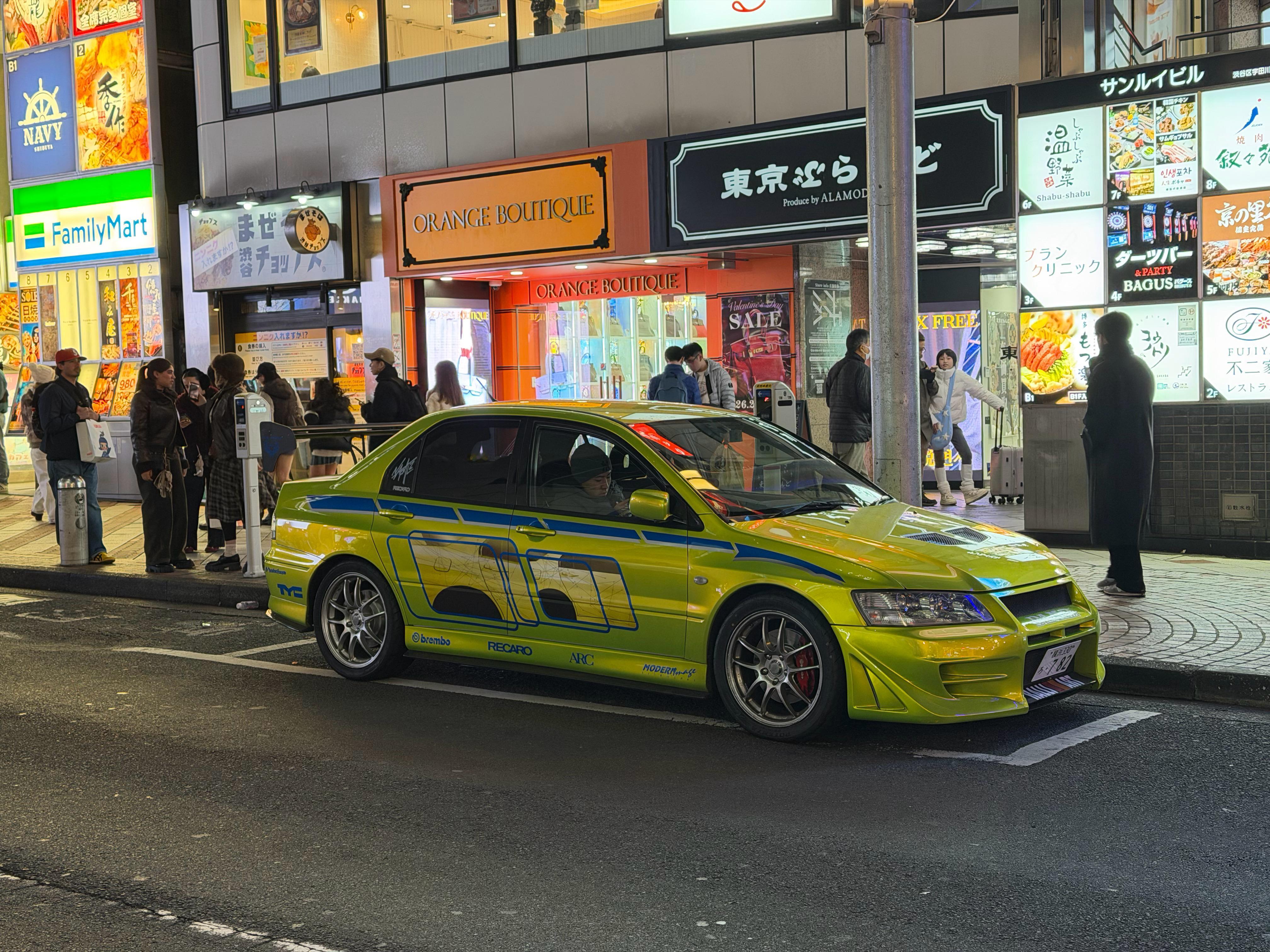 涉谷老能看到一堆车况很一般的JDM，或者是这种速激主题的车，花钱就把你往大黑拉，