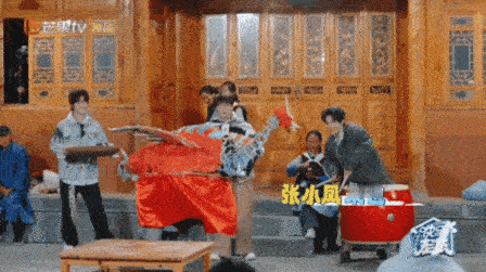 苏醒和兄弟的合影只认出了苏醒快乐老友记哈哈哈哈太真实了！看这张麒麟服合照，目光