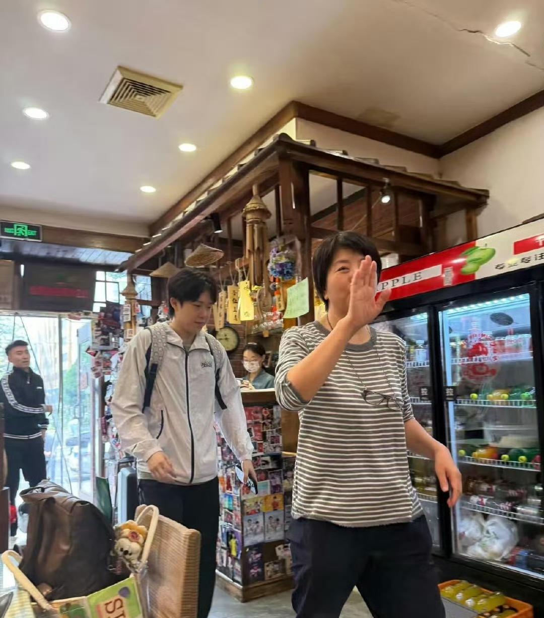 今天周一，王楚钦在经历周末的观看隔壁老樊演唱会后放松，休息充电返回北京体总训练。