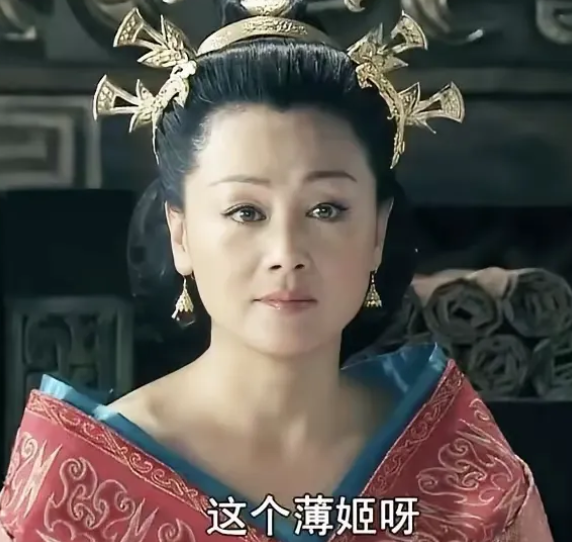 公元前195年，刘邦去世，薄姬跪在他的灵前痛哭。吕后走来，对她温柔地说：“你去代国陪儿子吧。”薄姬急