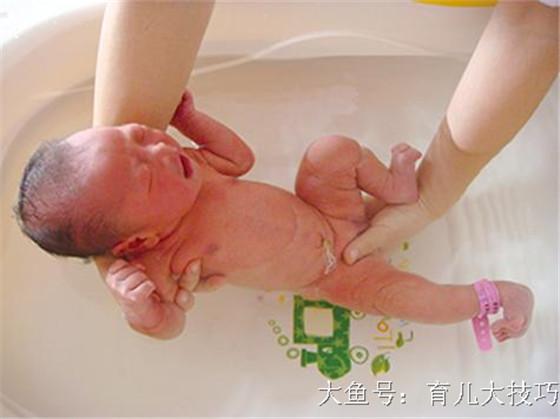 水真的很烫, 为什么妈妈总是不肯相信呢