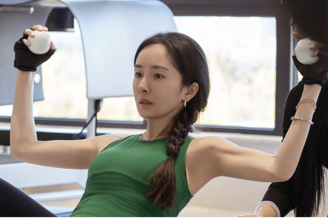 素颜健身的杨幂，反倒显得格外的年轻。看杨幂肩膀上的肌肉，就知道平时没少做力量