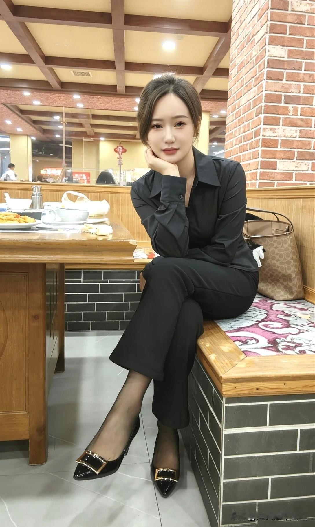 优雅黑衣女子，静坐餐厅一角，品味生活之美